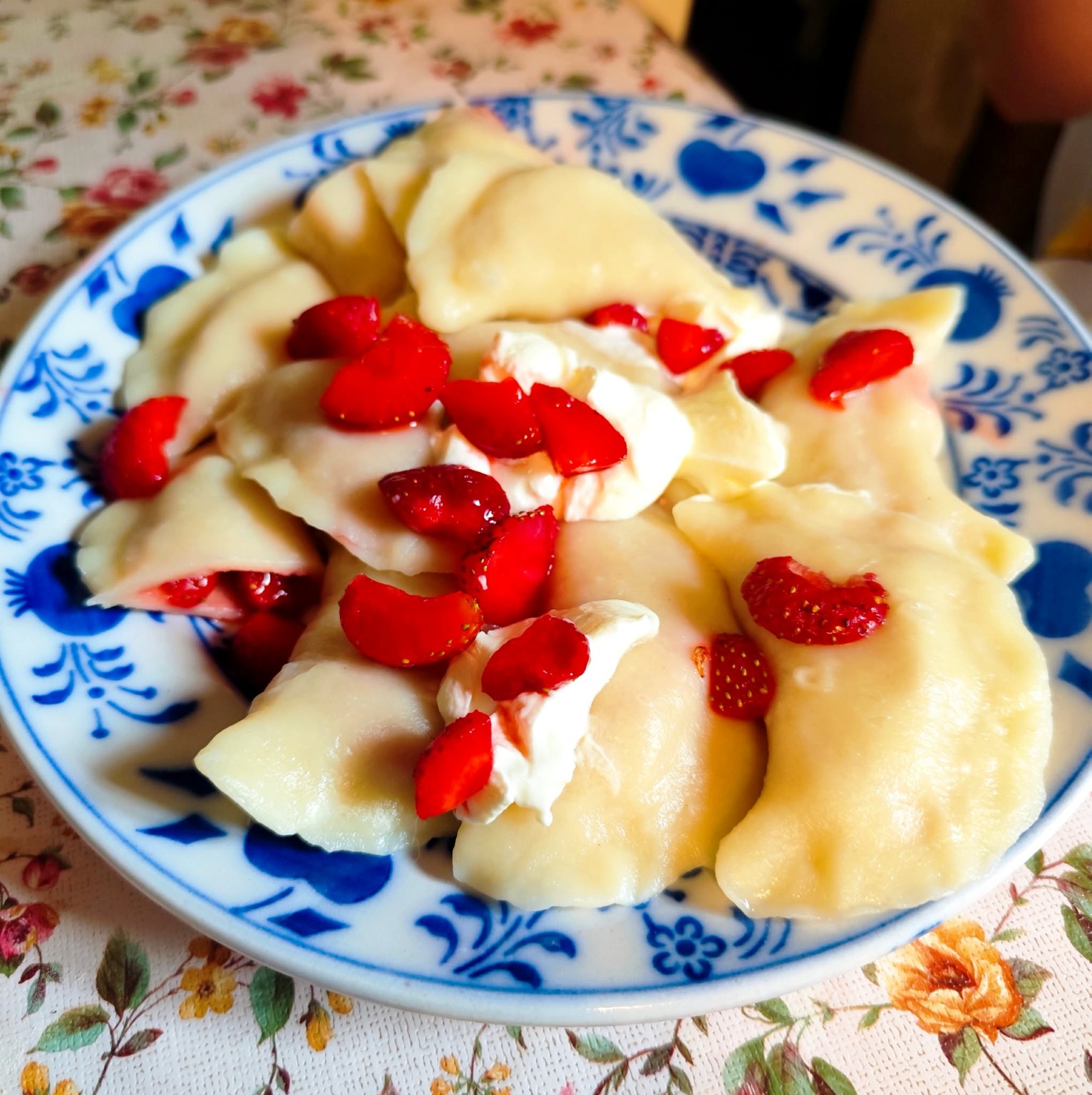 Domowe pierogi z truskawkami